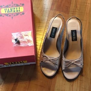 Vaneli Sandals⭐️3/$20⭐️
